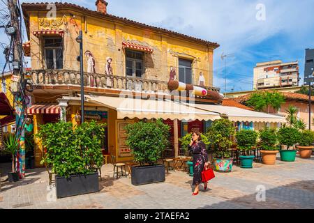 Albanien, Tirana, Hemingway Tirana Bar, eine kleine Bar mit großem Herzen, die dem großen Schriftsteller und seiner Philosophie gewidmet ist, einem einfachen Leben zwischen Freunden, Kunst, Kultur, Literatur und Musik Stockfoto