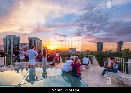 Albanien, Tirana, Panorama von der Spitze der Pyramide, ein ehemaliges brutalistisches Mausoleum, das 1988 zur Feier des kommunistischen Diktators Enver Hoxha erbaut wurde und vom Architekturbüro MVRDV in ein städtisches Ausbildungszentrum für neue Technologien umgewandelt wurde Stockfoto