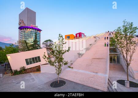 Albanien, Tirana, die Pyramide, ein ehemaliges brutalistisches Mausoleum, das 1988 zu Ehren des kommunistischen Diktators Enver Hoxha erbaut wurde und vom Architekturbüro MVRDV in ein städtisches Ausbildungszentrum für neue Technologien umgewandelt wurde Stockfoto