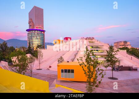 Albanien, Tirana, die Pyramide, ein ehemaliges brutalistisches Mausoleum, das 1988 zu Ehren des kommunistischen Diktators Enver Hoxha erbaut wurde und vom Architekturbüro MVRDV in ein städtisches Ausbildungszentrum für neue Technologien umgewandelt wurde Stockfoto