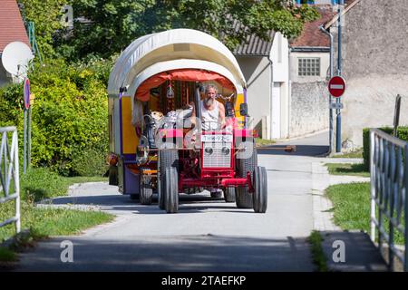 Frankreich, Indre et Loire, Genillé, aus den Niederlanden, Paul, ein ehemaliger Polizeibeamter und Patricia, beide unter schweren Krankheiten, ließen alles zurück, um in der Karawane, die von ihren eigenen Händen gezogen wurde, die von einem alten Traktor gezogen wurden, auf die Straßen Europas aufzubrechen, um sich von materiellen Zwängen zu befreien, die ihren religiösen Überzeugungen entsprechen. Sie kauften zwei Ochsen von einem Bauernhof in Creuse, um den Traktor zu ersetzen Stockfoto