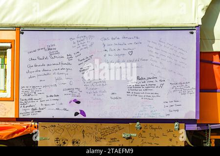 Frankreich, Indre et Loire, Genillé, aus den Niederlanden, Paul, ein ehemaliger Polizeibeamter und Patricia, beide unter schweren Krankheiten, ließen alles zurück, um in der Karawane, die von ihren eigenen Händen gezogen wurde, die von einem alten Traktor gezogen wurden, auf die Straßen Europas aufzubrechen, um sich von materiellen Zwängen zu befreien, die ihren religiösen Überzeugungen entsprechen. Sie kauften zwei Ochsen von einem Bauernhof in Creuse, um den Traktor zu ersetzen Stockfoto