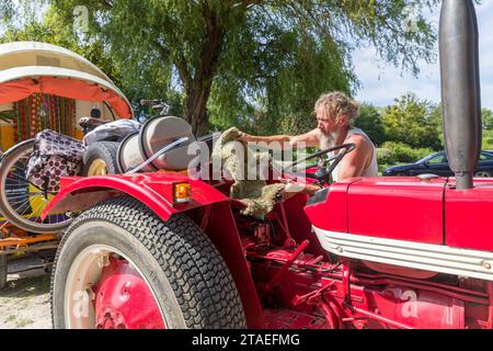 Frankreich, Indre et Loire, Genillé, aus den Niederlanden, Paul, ein ehemaliger Polizeibeamter und Patricia, beide unter schweren Krankheiten, ließen alles zurück, um in der Karawane, die von ihren eigenen Händen gezogen wurde, die von einem alten Traktor gezogen wurden, auf die Straßen Europas aufzubrechen, um sich von materiellen Zwängen zu befreien, die ihren religiösen Überzeugungen entsprechen. Sie kauften zwei Ochsen von einem Bauernhof in Creuse, um den Traktor zu ersetzen Stockfoto