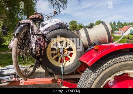 Frankreich, Indre et Loire, Genillé, aus den Niederlanden, Paul, ein ehemaliger Polizeibeamter und Patricia, beide unter schweren Krankheiten, ließen alles zurück, um in der Karawane, die von ihren eigenen Händen gezogen wurde, die von einem alten Traktor gezogen wurden, auf die Straßen Europas aufzubrechen, um sich von materiellen Zwängen zu befreien, die ihren religiösen Überzeugungen entsprechen. Sie kauften zwei Ochsen von einem Bauernhof in Creuse, um den Traktor zu ersetzen Stockfoto