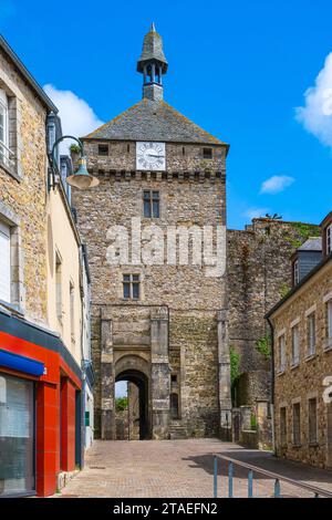 Frankreich, Manche, Cotentin, Bricquebec, der Uhrenturm, Hauptzugang zur mittelalterlichen Burg Stockfoto