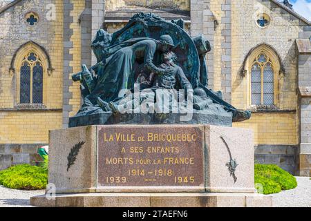 Frankreich, Manche, Cotentin, Bricquebec, Kriegsdenkmal vor der neogotischen Kirche unserer Lieben Frau von der Verkündigung Stockfoto