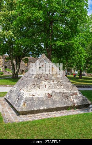 Frankreich, Manche, Cotentin, Bricquebec, Innenhof der mittelalterlichen Burg, Pyramide der Erinnerung des Bildhauers Pascal Morabito, hergestellt aus Sand von den Landungsstränden und mit 2000 Erinnerungsgegenständen, Reliquien aus dem Zweiten Weltkrieg, die im Laufe der Zeit mit natürlicher Erosion wieder erscheinen werden Stockfoto