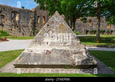 Frankreich, Manche, Cotentin, Bricquebec, Innenhof der mittelalterlichen Burg, Pyramide der Erinnerung des Bildhauers Pascal Morabito, hergestellt aus Sand von den Landungsstränden und mit 2000 Erinnerungsgegenständen, Reliquien aus dem Zweiten Weltkrieg, die im Laufe der Zeit mit natürlicher Erosion wieder erscheinen werden Stockfoto