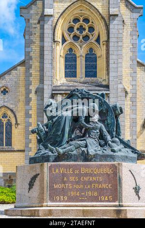 Frankreich, Manche, Cotentin, Bricquebec, Kriegsdenkmal vor der neogotischen Kirche unserer Lieben Frau von der Verkündigung Stockfoto