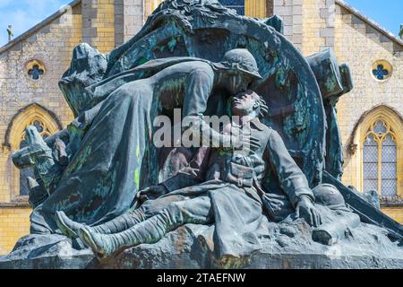 Frankreich, Manche, Cotentin, Bricquebec, Kriegsdenkmal vor der neogotischen Kirche unserer Lieben Frau von der Verkündigung Stockfoto