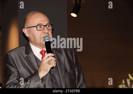 Montevrain, Frankreich. November 2023. Jean-Eric Duluc, Präsident des Internationalen Tourismusverbandes, präsentierte die goldene Gabel (Fourchette d'Or) Stockfoto