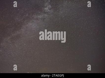 Milchstraße über einem dunklen Himmel. Millionen von Sternen am Himmel in einer dunklen und wolkenlosen Nacht. Foto von Sternen, ideal als Hintergrund. Stockfoto