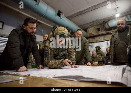 Kupjansk, Ukraine. November 2023 30. Von links nach rechts: Der ukrainische Präsident Wolodymyr Zelenskyj, Befehlshaber der Bodenstreitkräfte Oleksandr Syrskyi, der Chef des Präsidialstabs Andrij Jermak und Verteidigungsminister Rustem Umerov werden während eines Besuchs eines Kommandoposten an der Frontlinie in der Region Charkiw über die Lage entlang der Verteidigungslinie Kupjansk-Lyman unterrichtet. 30. November 2023 in Kupjansk, Region Charkiw, Ukraine. Quelle: Pool Photo/Ukrainische Präsidentenpresse/Alamy Live News Stockfoto