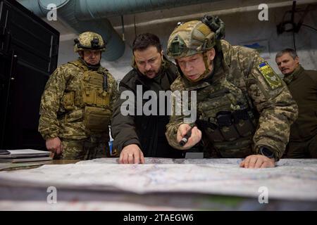 Kupjansk, Ukraine. November 2023 30. Der ukrainische Präsident Wolodymyr Zelenskyj, Zentrum, wird während eines Besuchs an einem Kommandoposten an der Frontlinie in der Region Charkiw am 30. November 2023 in Kupjansk, Region Charkiw, Ukraine, über die Lage entlang der Verteidigungslinie Kupjansk-Lyman informiert. Von links nach rechts: Taktische Gruppe Kupjansk, Oleksandr Lutsenko, Präsident Wolodymyr Zelenskij und Befehlshaber der Bodenstreitkräfte Oleksandr Syrskyi. Quelle: Pool Photo/Ukrainische Präsidentenpresse/Alamy Live News Stockfoto