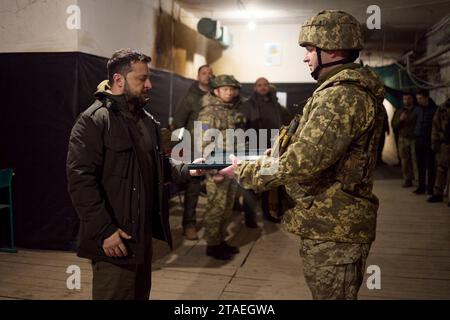 Kupjansk, Ukraine. November 2023 30. Der ukrainische Präsident Wolodymyr Zelenskyj, links, überreicht militärische Medaillen an Heldenverteidiger entlang der Verteidigungslinie Kupjansk-Lyman während eines Besuchs an einem Kommandoposten an der Frontlinie in der Region Charkiw am 30. November 2023 in Kupjansk, Region Charkiw, Ukraine. Quelle: Pool Photo/Ukrainische Präsidentenpresse/Alamy Live News Stockfoto