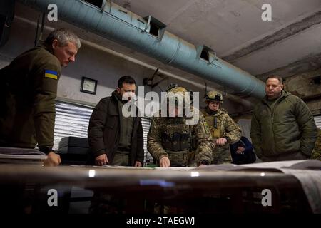 Kupjansk, Ukraine. November 2023 30. Von links nach rechts: Ukrainischer Sicherheitsberater Roman Mashovet, Präsident Wolodymyr Zelenskyj, Befehlshaber der Bodenstreitkräfte Oleksandr Syrskyi, Kommandeur der 57. Motorisierten Infanteriebrigade, Oleksandr Bakulin, der Chef des Präsidentenstabs Andrij Yermak wird während eines Besuchs an einem Kommandoposten an der Frontlinie in der Region Charkiw am 30. November 2023 in Kupyansk, Region Charkiw, Ukraine, über die Lage entlang der Verteidigungslinie Kupjansk-Lyman informiert. Quelle: Pool Photo/Ukrainische Präsidentenpresse/Alamy Live News Stockfoto