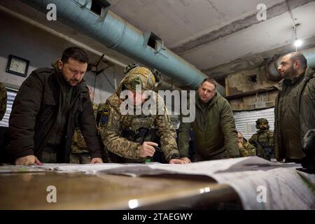 Kupjansk, Ukraine. November 2023 30. Von links nach rechts: Der ukrainische Präsident Wolodymyr Zelenskyj, Befehlshaber der Bodenstreitkräfte Oleksandr Syrskyi, der Chef des Präsidialstabs Andrij Yermak und Verteidigungsminister Rustem Umerov werden während eines Besuchs eines Kommandoposten an der Frontlinie in der Region Charkiw über die Lage entlang der Verteidigungslinie Kupjansk-Lyman unterrichtet. 30. November 2023 in Kupjansk, Region Charkiw, Ukraine. Quelle: Pool Photo/Ukrainische Präsidentenpresse/Alamy Live News Stockfoto