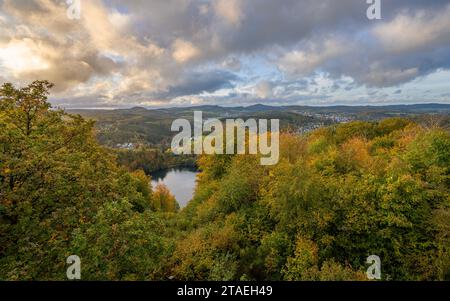 Panoramaaufnahme der Landschaft im Vulkan Eifel, Rheinland-Pfalz, Deutschland Stockfoto