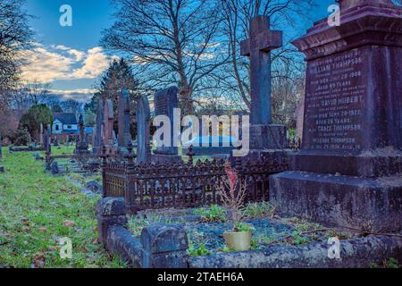 Am späten Nachmittag am frostigen Wintertag auf einem Friedhof in Cardiff, Wales. Evokativ, traurig, traurig, gotisch, Tod, Leben Nach Dem Tod. Konzepte. Stockfoto