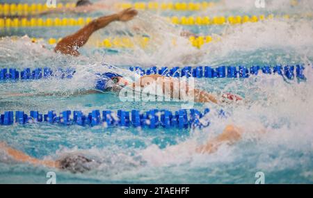 ROTTERDAM - Schwimmer treffen sich am ersten Tag der Rotterdam Qualifikation im Rotterdam Swimming Center. ANP IRIS VAN DEN BROEK Stockfoto