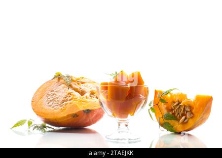 Zubereitete süße Kürbismarmelade in einer Glasschale isoliert auf weißem Hintergrund. Herbstrezepte. Stockfoto