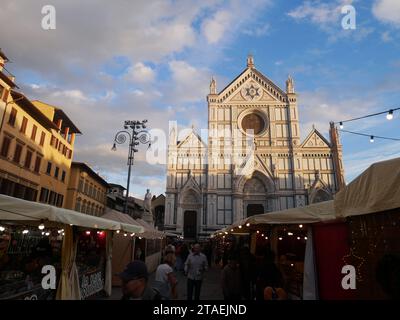 Florenz, Italien. Weihnachtsmarkt am Santa Croce Square Stockfoto