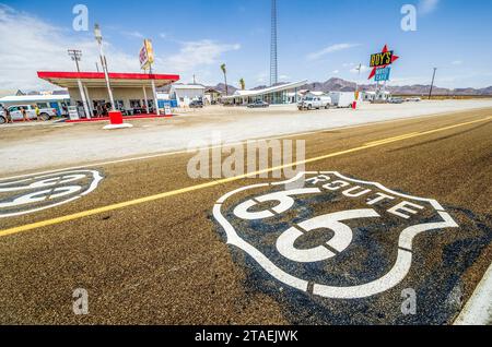 Roy's Motel in Amboy, Kalifornien, wurde in den 1930er Jahren gegründet und spiegelt mit seinem klassischen Design das Wesen der goldenen Ära der Route 66 wider Stockfoto