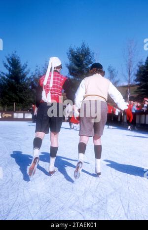 LIBERTY, NY - NOVEMBER 30: Zwei Frauen laufen am 30. November 1954 im Grossinger's Resort in Liberty, New York. (Foto: Hy Peskin) Stockfoto