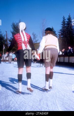 LIBERTY, NY - NOVEMBER 30: Zwei Frauen laufen am 30. November 1954 im Grossinger's Resort in Liberty, New York. (Foto: Hy Peskin) Stockfoto
