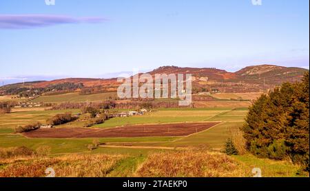 Wunderschöne Wintersonne mit spektakulärem Blick auf die Sidlaw Hills und das Strathmore Valley in der Nähe von Dundee, Schottland Stockfoto