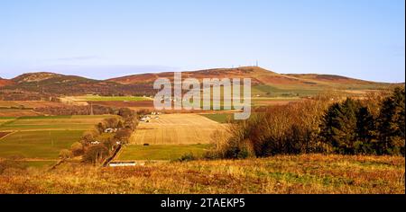 Wunderschöne Wintersonne mit spektakulärem Blick auf die Sidlaw Hills und das Strathmore Valley in der Nähe von Dundee, Schottland Stockfoto