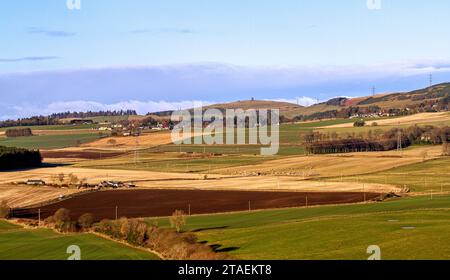 Wunderschöne Wintersonne mit spektakulärem Blick auf die Sidlaw Hills und das Strathmore Valley in der Nähe von Dundee, Schottland Stockfoto