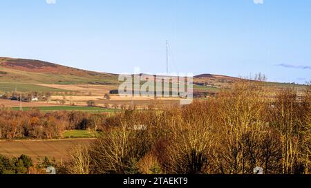 Wunderschöne Wintersonne mit spektakulärem Blick auf die Sidlaw Hills und das Strathmore Valley in der Nähe von Dundee, Schottland Stockfoto