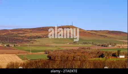 Wunderschöne Wintersonne mit spektakulärem Blick auf die Sidlaw Hills und das Strathmore Valley in der Nähe von Dundee, Schottland Stockfoto