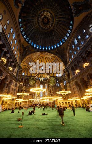 Beleuchtetes Inneres der Hagia Sophia Moschee in Istanbul, Türkei Stockfoto