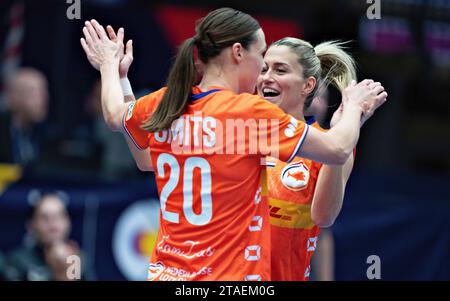 Estavana Polman und Inger Smits (20) aus den Niederlanden jubelt während des IHF Handball-WM-Spiels der Frauen zwischen den Niederlanden und Argentinien in der Vorgruppe G in der Arena Nord in Frederikshavn, Dänemark am Donnerstag, den 30. November 2023. Stockfoto