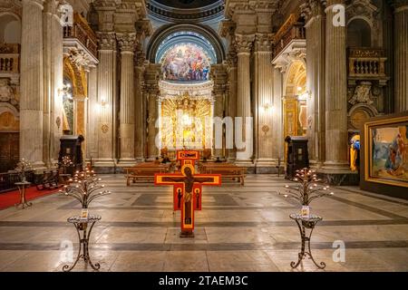 Das Innere des Kreuzgangs gegenüber dem Altar der Kirche santa maria in Capitelli in der italienischen Stadt rom. Stockfoto