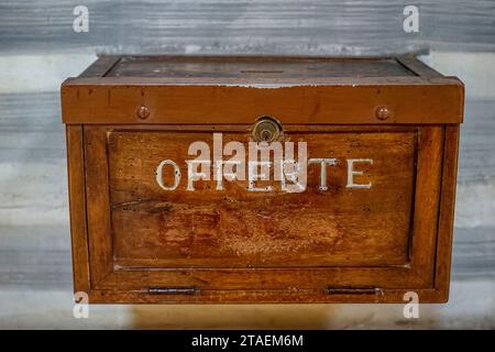 Holzkiste mit Almosen oder Trinkgeldern, geschrieben in weißen Buchstaben „offerte“, angebracht an der Wand der katholischen Kirchen in Rom Stockfoto