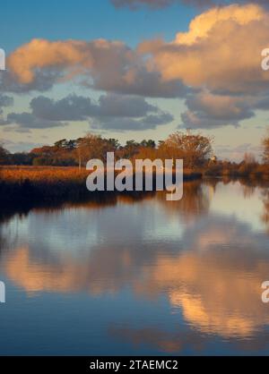 Der Fluss Ant am How Hill auf den Norfolk Broads Anfang Dezember Stockfoto