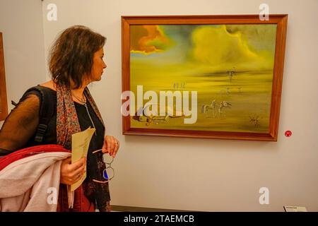 Künstlergemälde, Salvador Dali weiches Monster in Engelslandschaft, 1977 Öl auf Leinwand, 76 x 101 cm 1980.Woman Looking, rom-italien.11-11-2023 Stockfoto