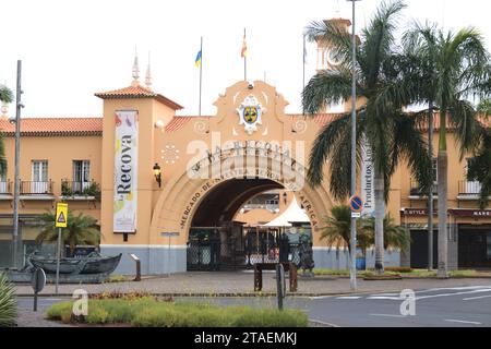 August 2023. Kanarische Inseln, Spanien. Fassade des Marktes unserer Lieben Frau von Afrika La Recova, in Santa Cruz, Kanarischen Inseln, Spanien Stockfoto