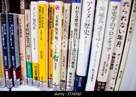 Bücher standen in einem Regal in der japanischen Stiftung, Hanoi, Vietnam Stockfoto