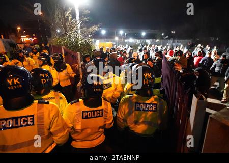 Die Fans von Legia Warschau werden vor dem Stadion vor dem Spiel der UEFA Europa Conference League Gruppe E im Villa Park, Birmingham, von den Heimfans getrennt. Bilddatum: Donnerstag, 30. November 2023. Stockfoto