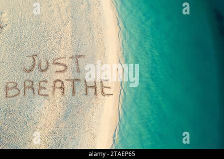 Hoher Blickwinkel von handgeschriebenen, einfach am Sandstrand am suny Day atmen, Relax und Sommerkonzept, Sansibar, Tansania. Stockfoto