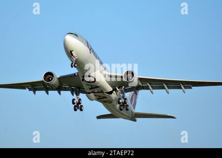 Warschau Polen. Juli 2018. Das Flugzeug startet von der Landebahn des Warschauer Flughafens Stockfoto