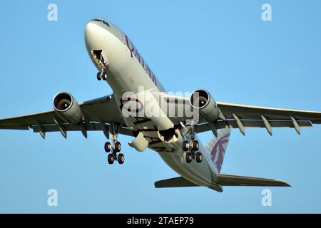 Warschau Polen. Juli 2018. Das Flugzeug startet von der Landebahn des Warschauer Flughafens Stockfoto