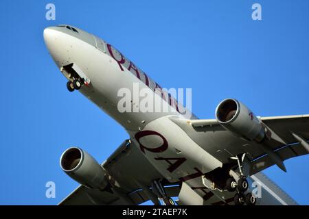 Warschau Polen. Juli 2018. Das Flugzeug startet von der Landebahn des Warschauer Flughafens Stockfoto