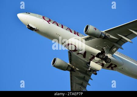 Warschau Polen. Juli 2018. Das Flugzeug startet von der Landebahn des Warschauer Flughafens Stockfoto