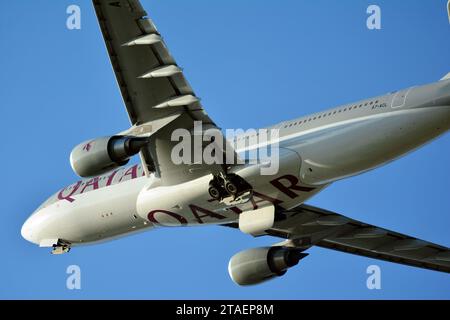 Warschau Polen. Juli 2018. Das Flugzeug startet von der Landebahn des Warschauer Flughafens Stockfoto