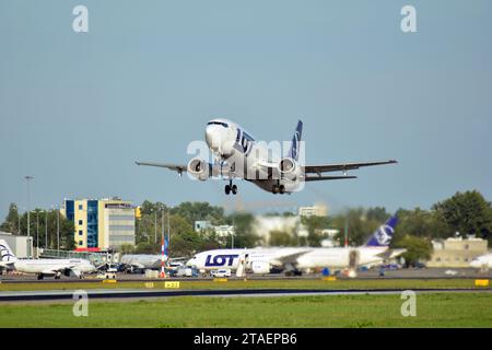 Warschau Polen. Juli 2018. Das Flugzeug startet von der Landebahn des Warschauer Flughafens Stockfoto